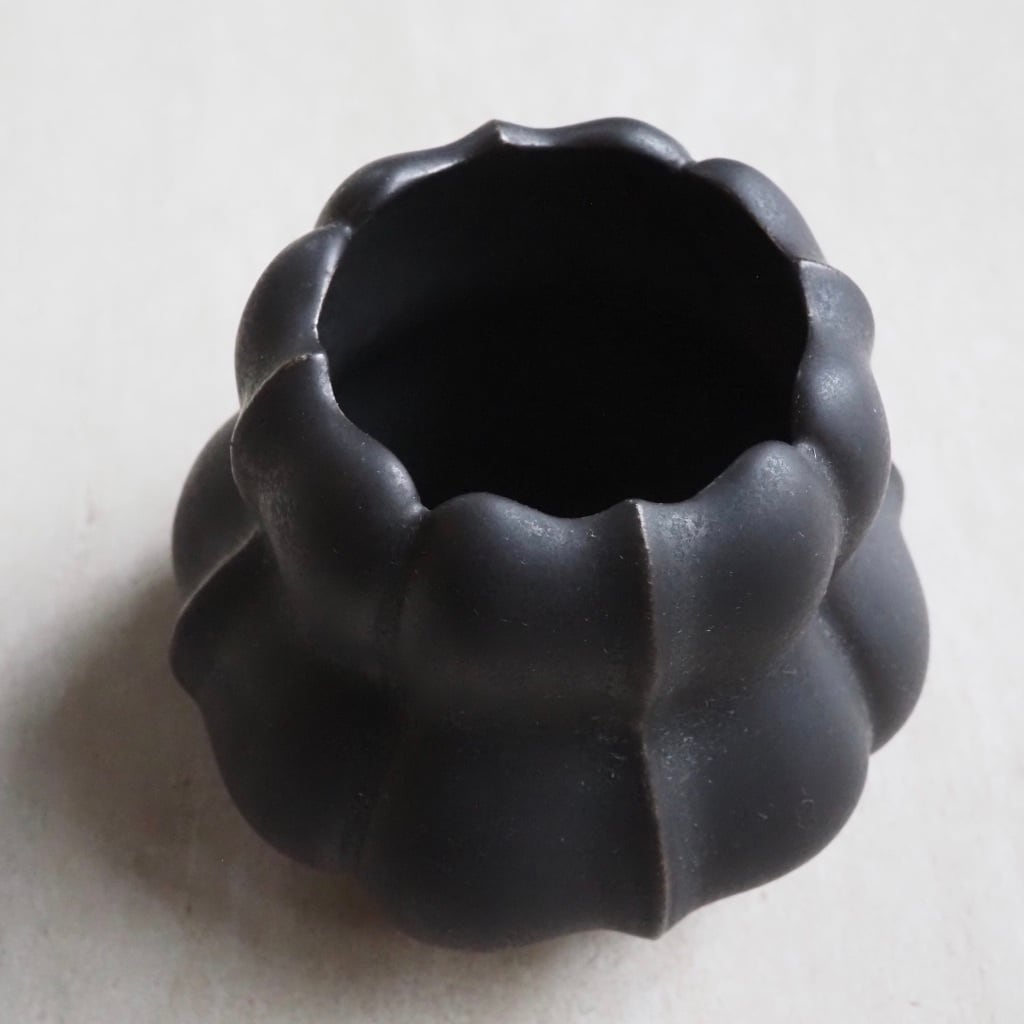 東 一仁/花器 黒綾花 4枚花