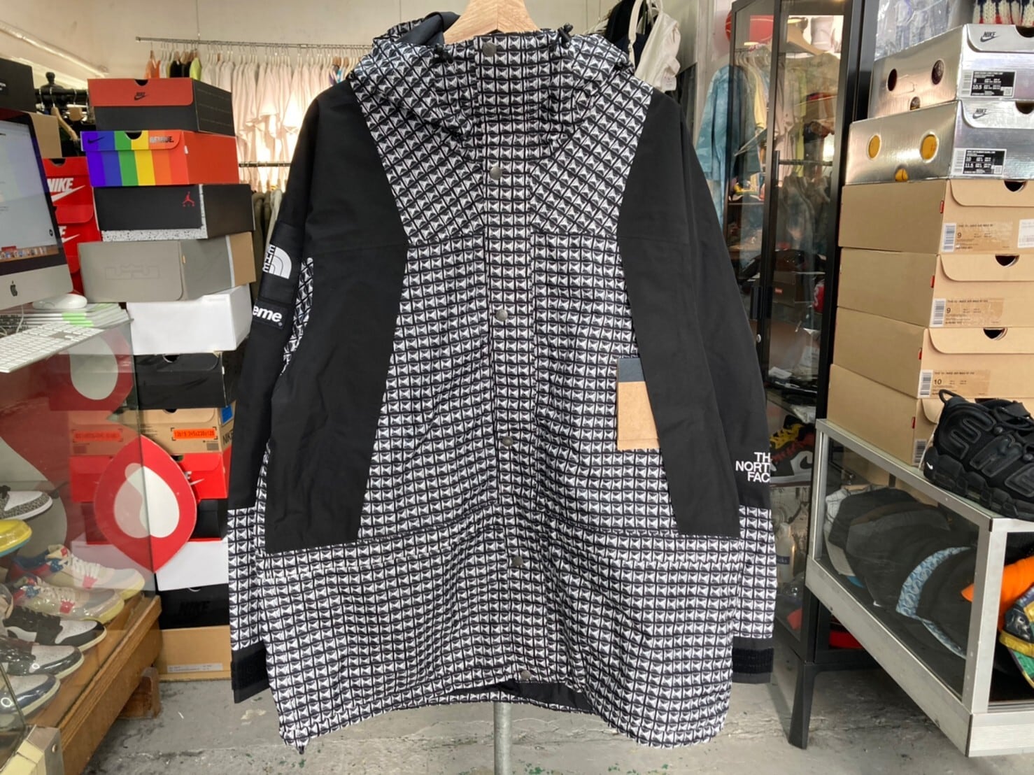 Supreme 21SS × THE NORTH FACE STUDDED MOUNTAIN LIGHT JACKET BLACK ...