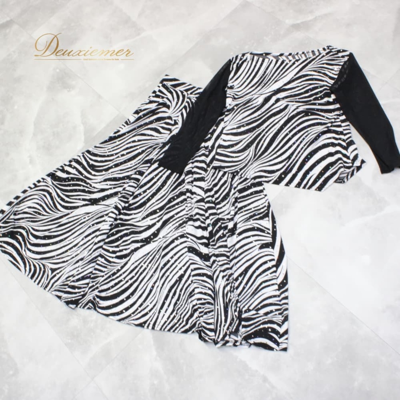 社交ダンス 衣装 スタンダード 上下セット ツーピース レッスンウェア パーティ衣装 TAKA DANCE 白 黒 ブラック系 ホワイト系 キラキラ 社交ダンス衣装 ダンスドレス 黒白モノトーン ゼブラ柄風 モノトーン 柄 大人 上品 きらめき ホログラム ラメ調 プロ ダンス 発表会 舞台衣装 社交ダンスレッスン 社交ダンスパーティ 白系 長袖 袖あり フレアスカート ウエストゴム 伸縮生地 ポリウレタン混 ポリエステル素材 競技練習用 練習用 女性用 レディース 9号 トルソー対応 トップス