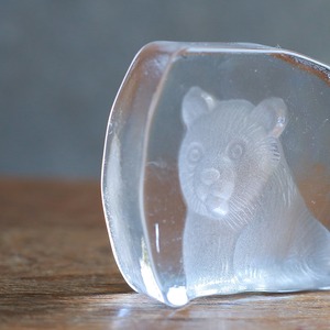 笑顔でこちらを見つめる、ガラスのクマ