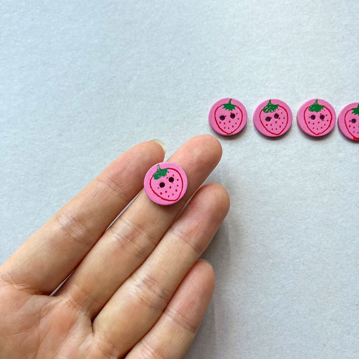 ココナツボタン いちご（15mm） | Dua-アクセサリーパーツショップ