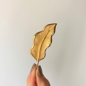 CROWN TRIFARI リーフのブローチ