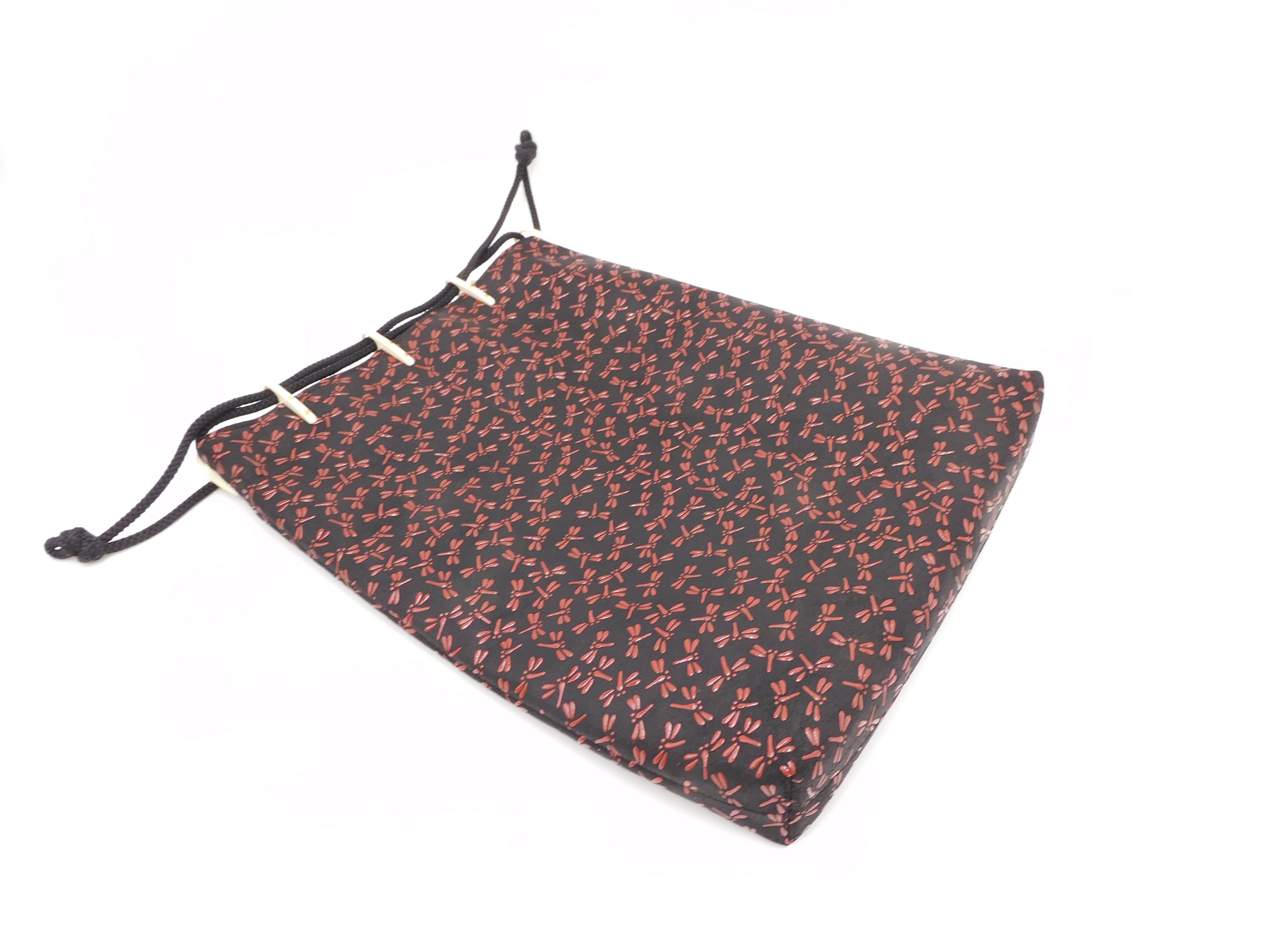 合切袋（大）黒/赤 トンボ柄 | 浅草前川印傳｜公式オンラインショップ
