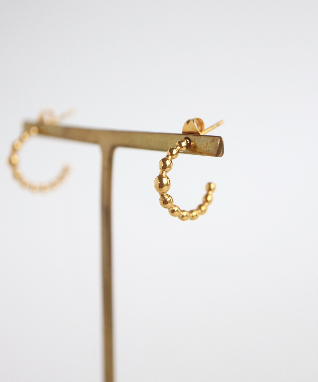 シングルドットハーフフープピアス/023027