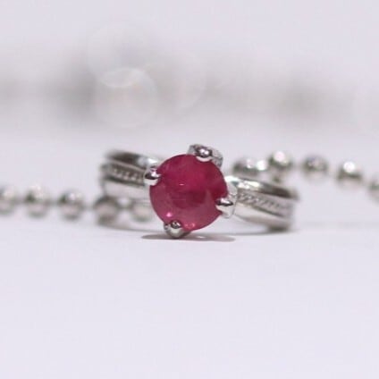 ベビーリングネックレス 7月誕生石 ルビー | Somm Jewelry【ソム