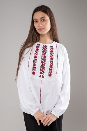 ウクライナ刺繍ヴィシヴァンカ　手刺繍　麻　レディース・フリーサイズ