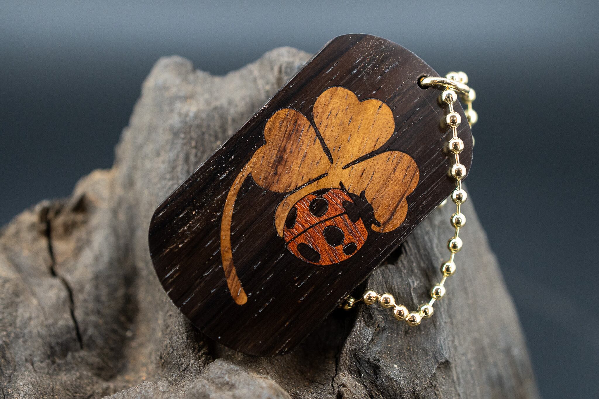 【音楽業界屈指の銘木】 ハカランダ ドッグタグ 象嵌 幸運を運ぶナナホシテントウ