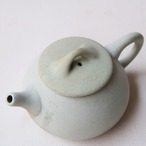 ペールブルーのティーポット