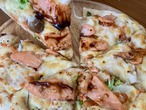 酸味の効いたスモークサーモンのバルサミコかけピッツァ