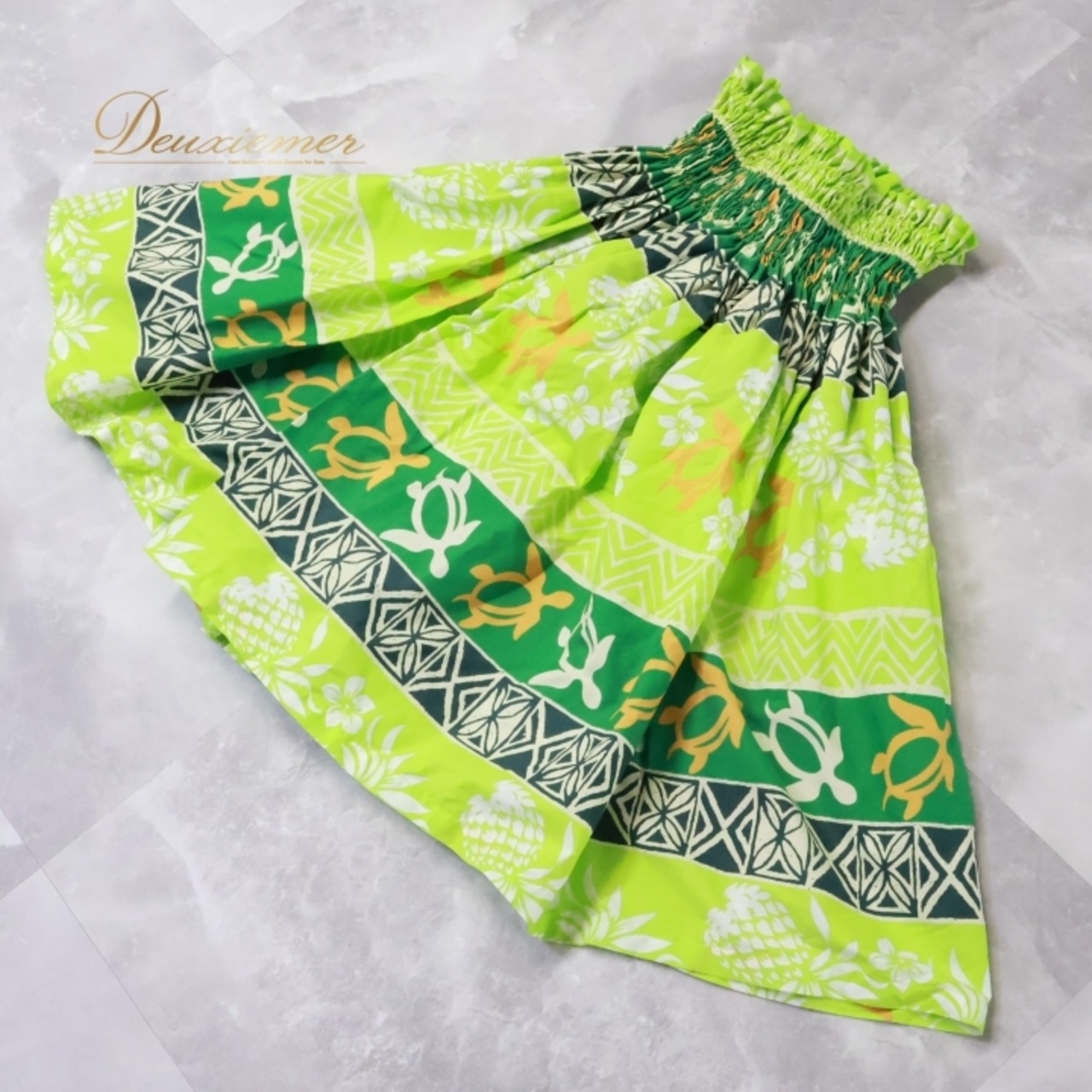 フラダンス 衣装 パウスカート グリーン系 黄緑 緑 ホヌ柄 ハワイアンプリ ント アロハ ハワイアン レッスン 練習 華やか 鮮やか かわいい シングル 明るい おしゃれ オレンジ系 ホワイト系 白 緑色 かわいい柄 フラ レッスンウェア パーティー衣装 スカート ダンス スタジオ リゾート風