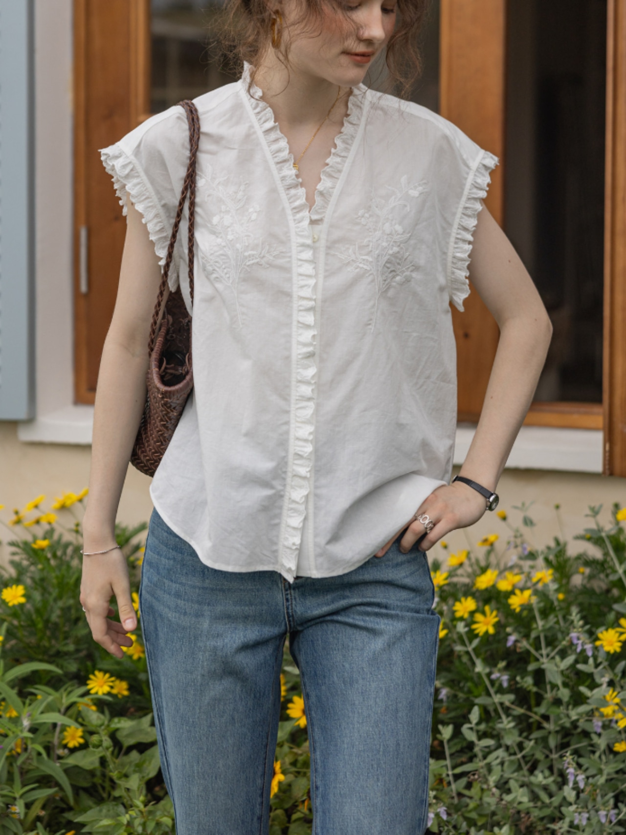 Blanc Pétale Embroidery Frill Blouse F0717