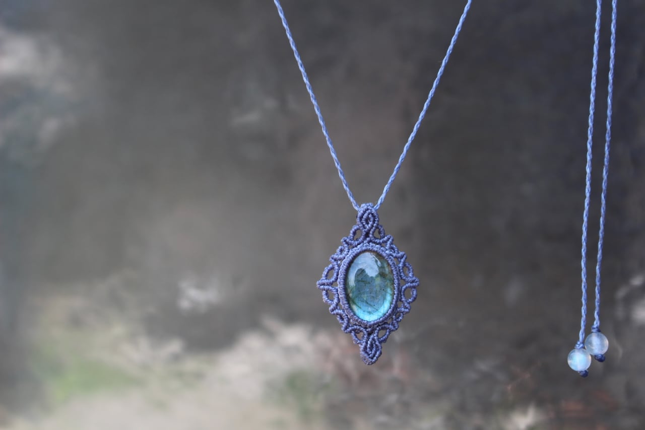 Labradorite micro macrame design pendant