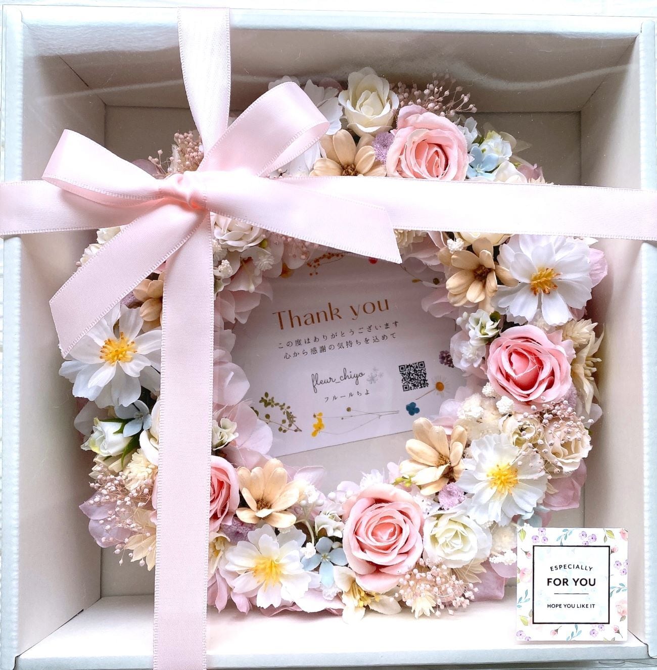 【WR-005】サーモンピンクのやさしいクリスマスリース｜雪の結晶リボン付き・アイボリー×ドライフラワー・壁掛け/インテリア・贈り物におすすめ