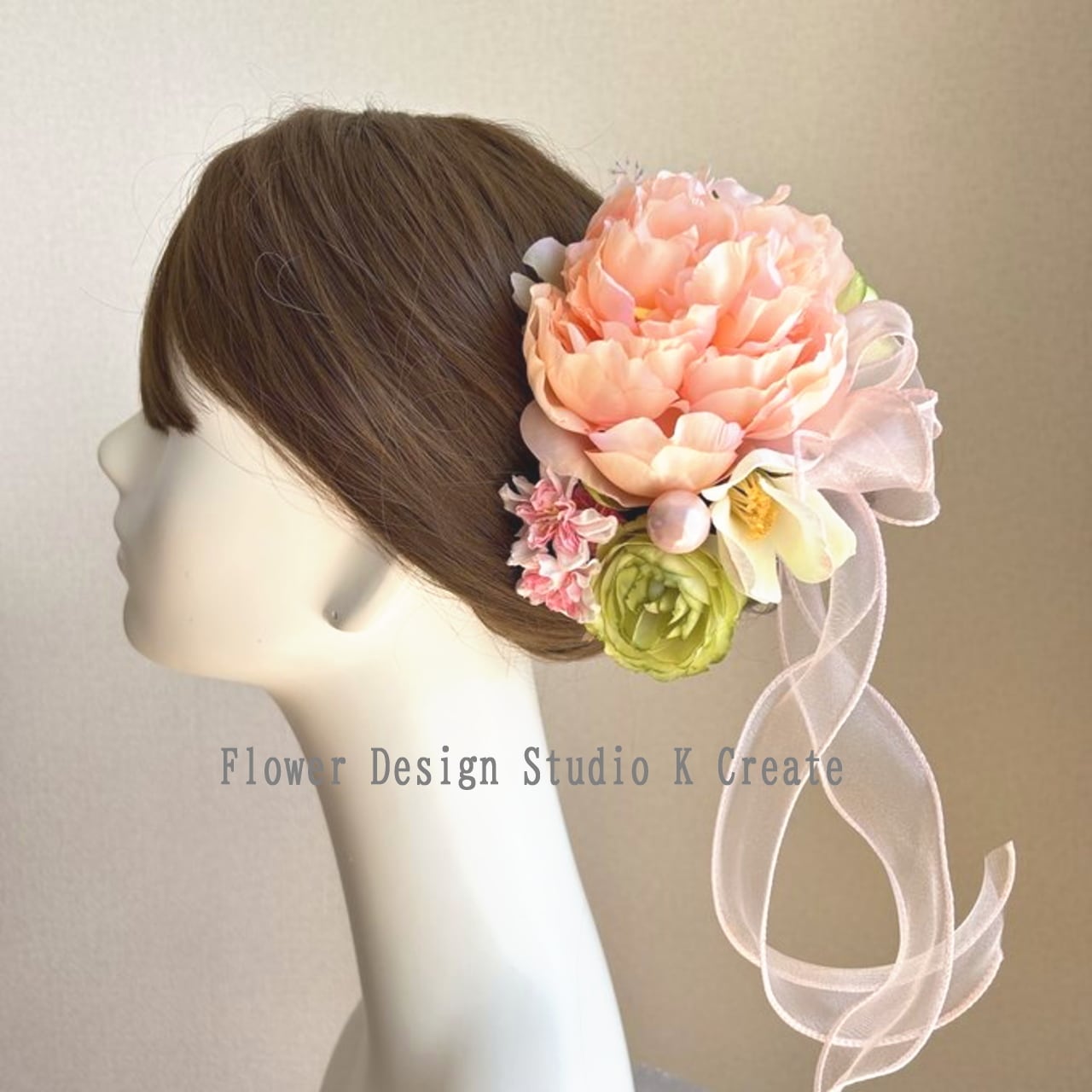 大輪のピーチピンクのピオニーのヘッドドレス リボン 黄緑 椿 髪飾り 成人式 卒業式 入学式 袴 結婚式 ウェディング