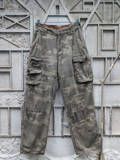 "NO BOUNDARISE" camouflage cargo pants