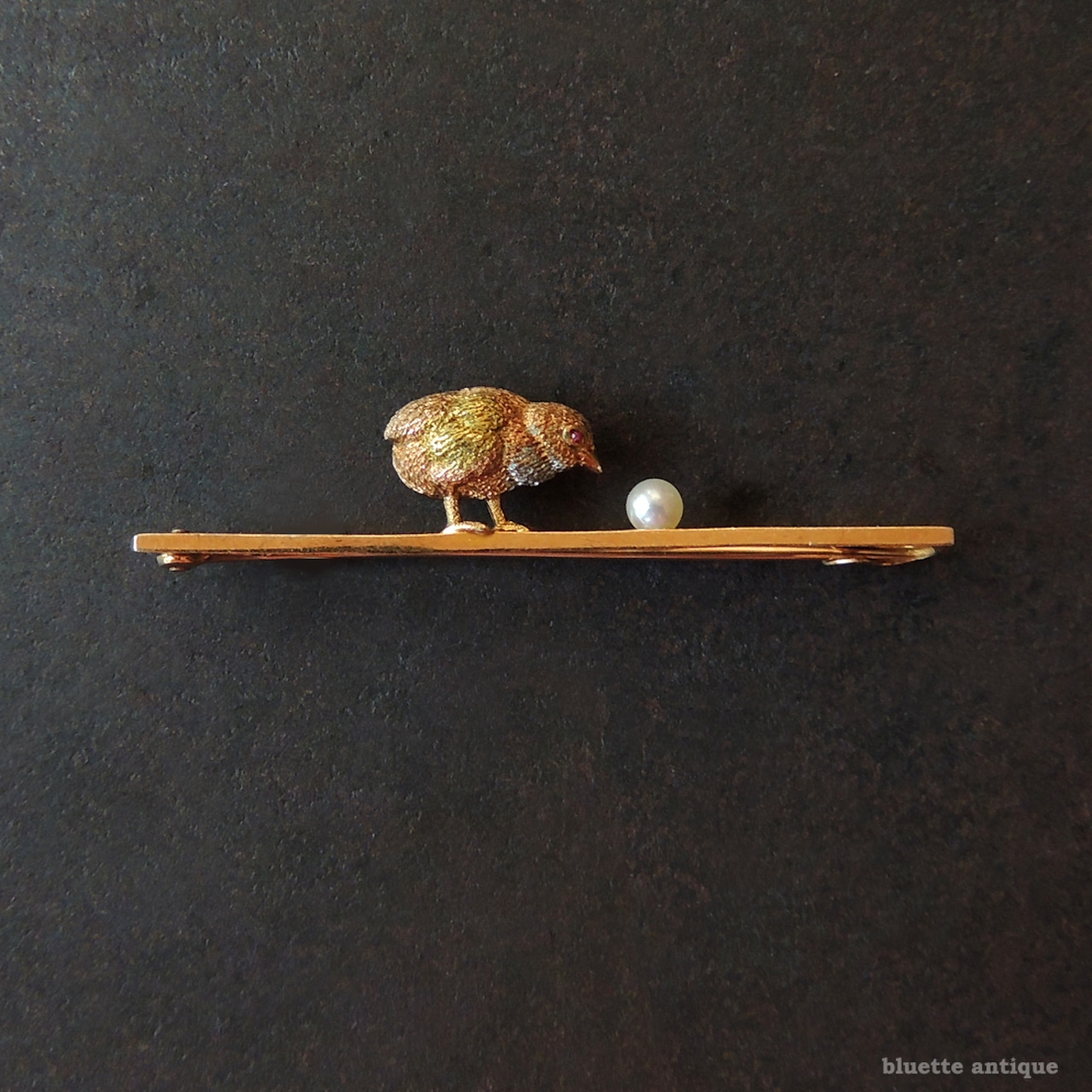 英国アンティークジュエリー 15ctゴールド・プラチナ アコヤ真珠 天然ルビー ヒヨコ バーブローチ(ソーティングメモ付)