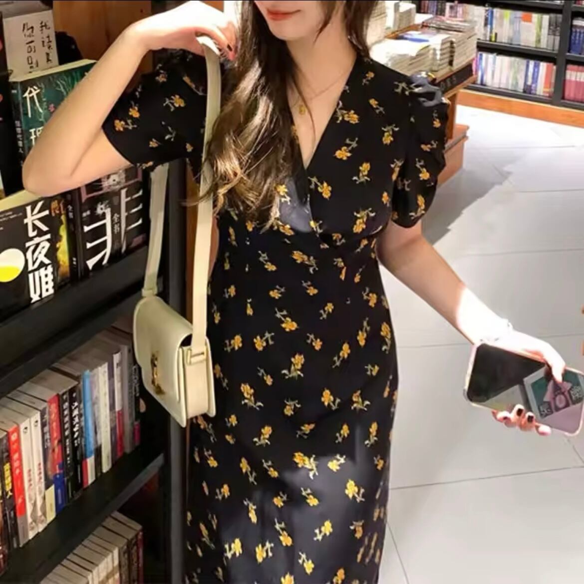 花柄Vネックワンピース