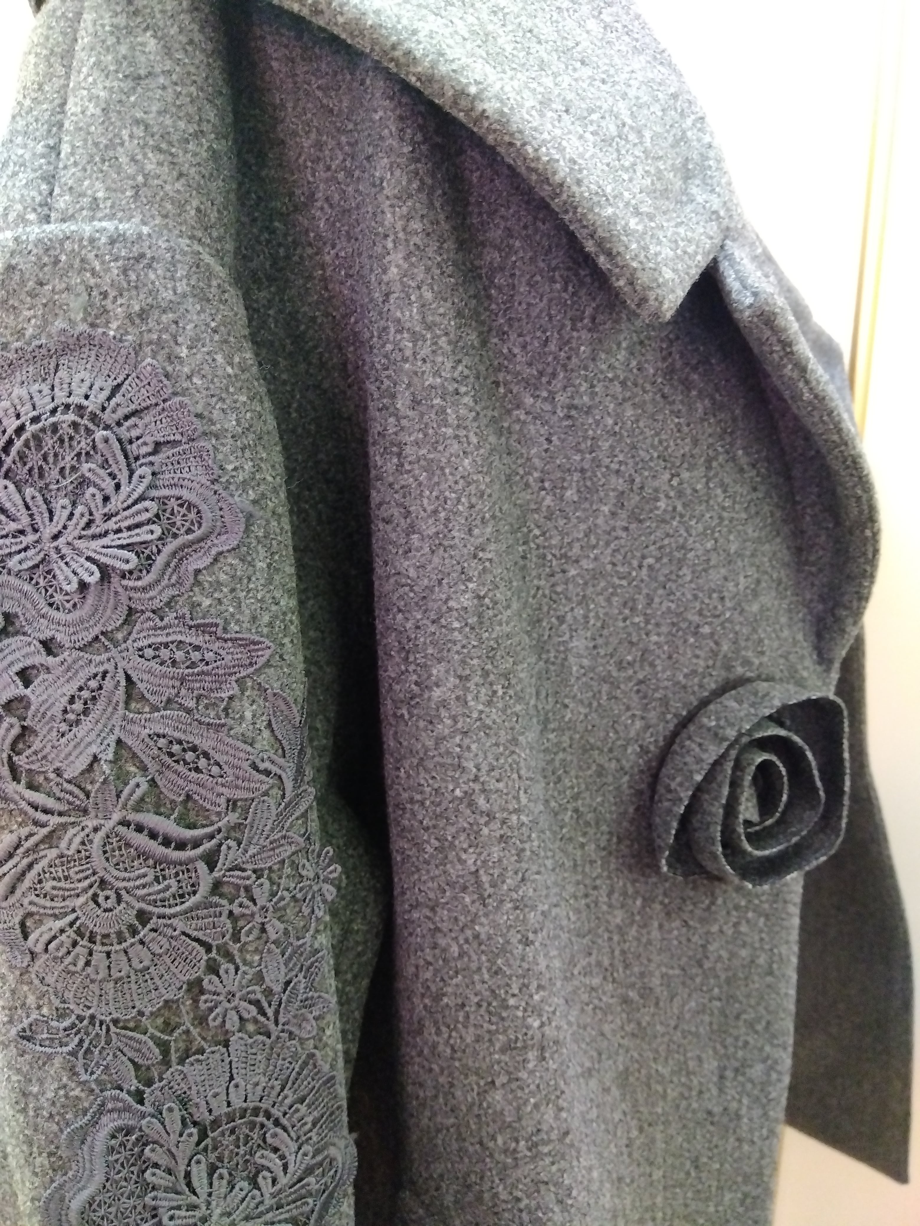 【新作】2527017スーパービューティー 花モチーフショートコート