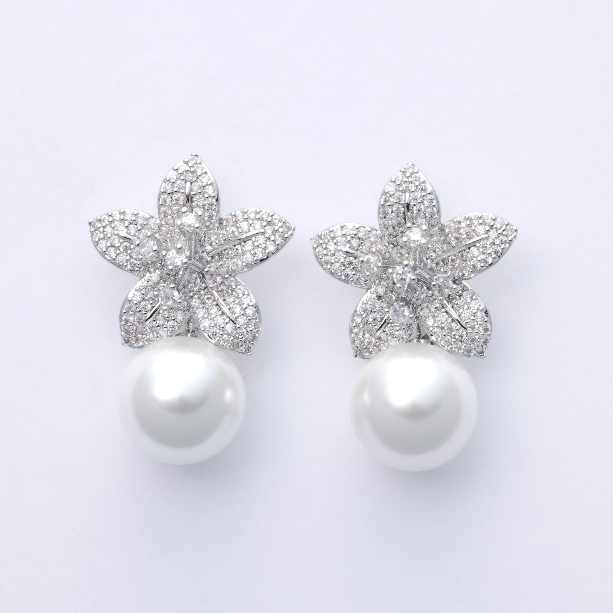 E-135 キュービックジルコニア lily pearl ピアス
