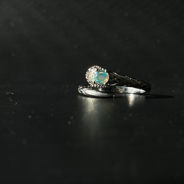 エチオピアオパール スネークリング｜ヘビ｜蛇｜遊色あり｜真鍮製 フリーサイズ｜天然石 指輪