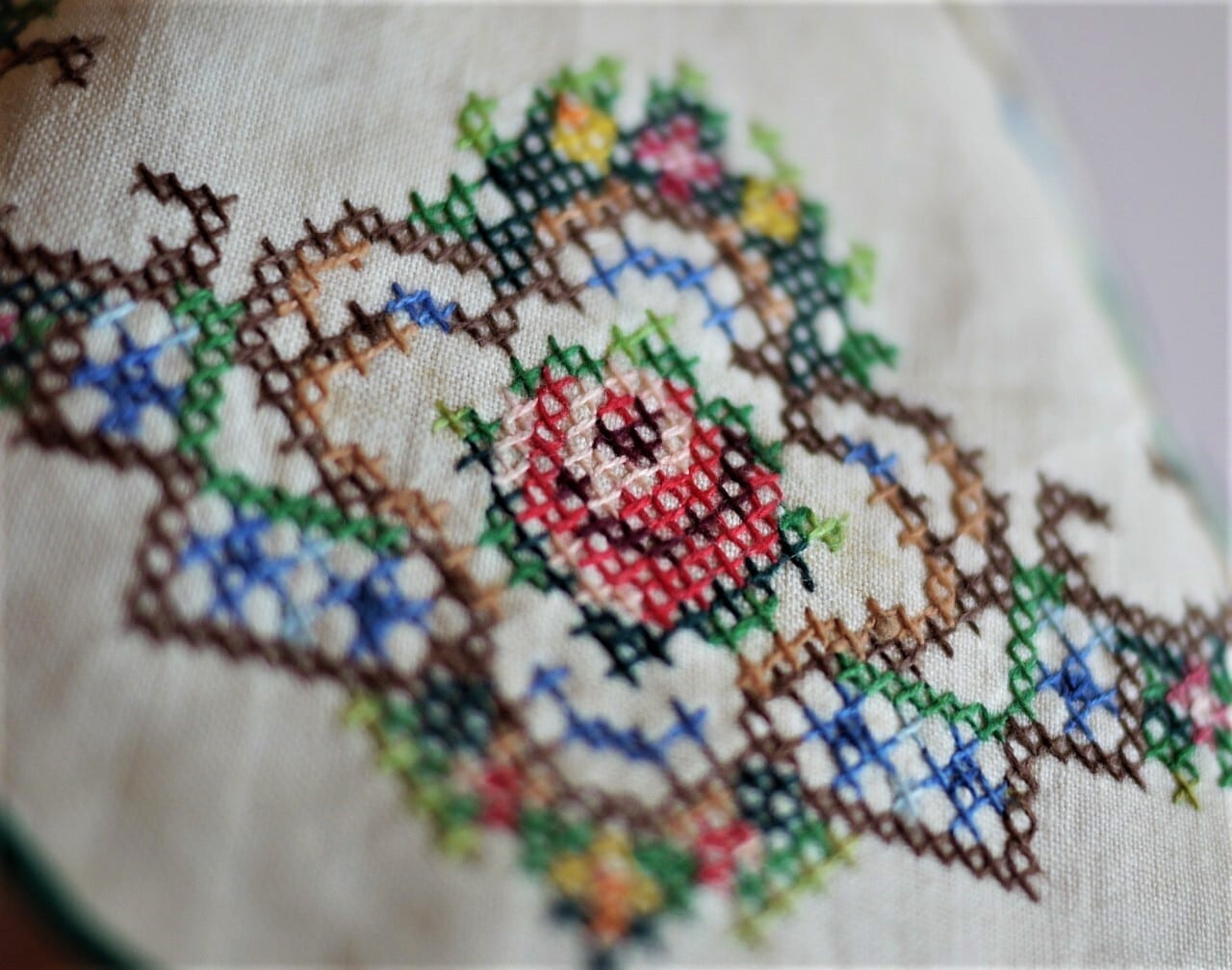 薔薇刺繍の花瓶敷き エクリュ クロスステッチドイツ