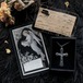 十字架のペンダントと天使のデスカード