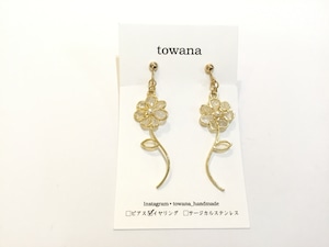 【ピアス変更可能】towana お花のゆらゆらのイヤリング