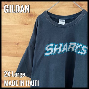 【GILDAN】サンチアゴ高校 SHARKS ロゴ Tシャツ バッグプリント XXL ビッグサイズ US古着 アメリカ古着