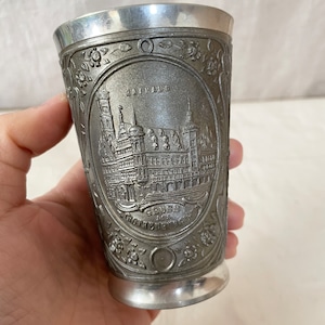 建物とバラのカップ