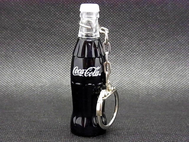 コカ・コーラ　キーチェーン付きミニボトル　現行品