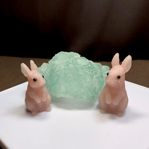 3.グリーンフローライト原石クラスターに住み着いているピンクオパールうさぎさん
