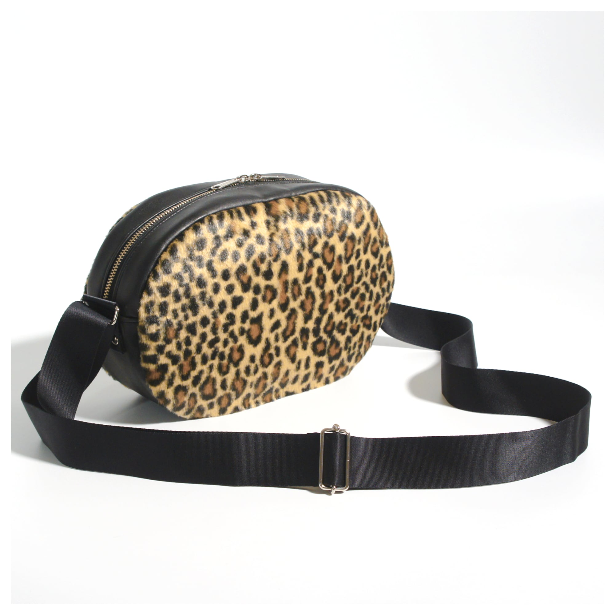 おしゃれしてお出かけしたくなるゴールデンレオパードの大人なショルダーバッグ