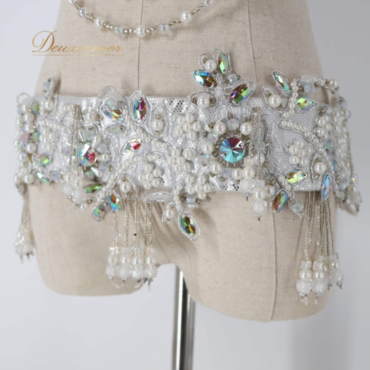 ベリーダンス オリエンタル 衣装 トップス ベルト セット シルバー系 ラインストーン ビーズ キラキラ 花 華やか 煌びやか ダンス衣装 ステージ 舞台 かわいい 銀 揺れる ゴージャス 豪華 装飾