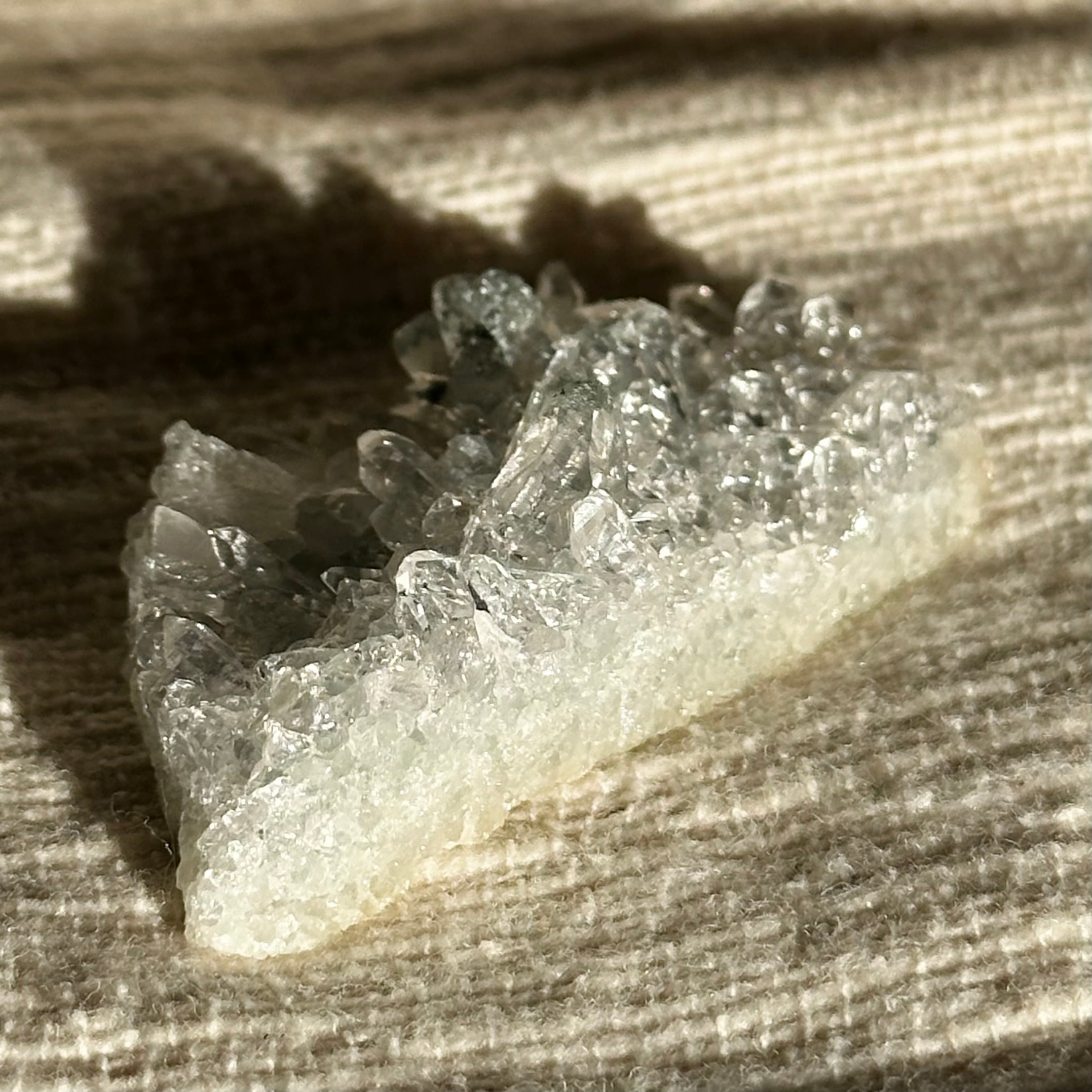 ヒマラヤ水晶　マニハール産　虹入りクローライト　クラスター　　アテナース付 神々の恩寵ヒマラヤ水晶クラスター/マニハール産/クローライト(A514)