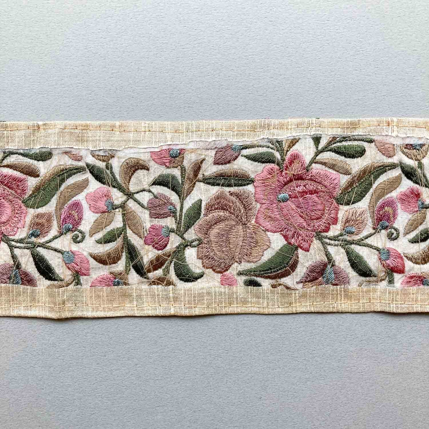 最終入荷〉ピンクとベージュのお花太幅インド刺繍リボン（1mカット