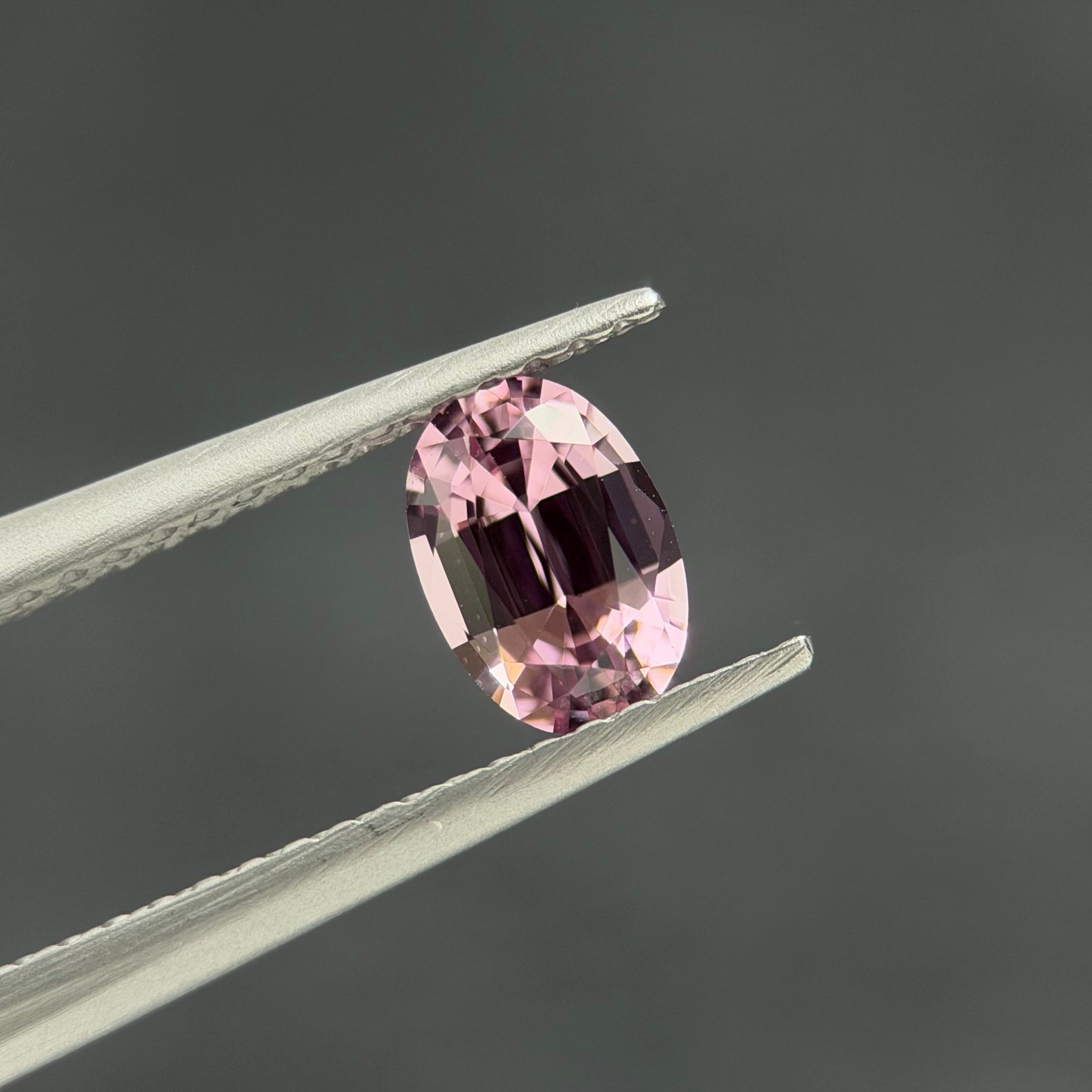 パープリッシュピンクスピネル 6.5x4.5mm, 0.69ct, タジキスタン産