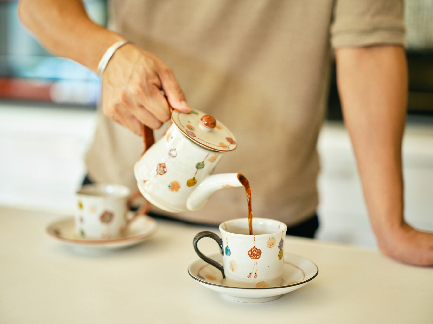 カップ＆ソーサー 水引-結-黒 | 虚空蔵窯｜石川県能美市の九谷焼の窯元