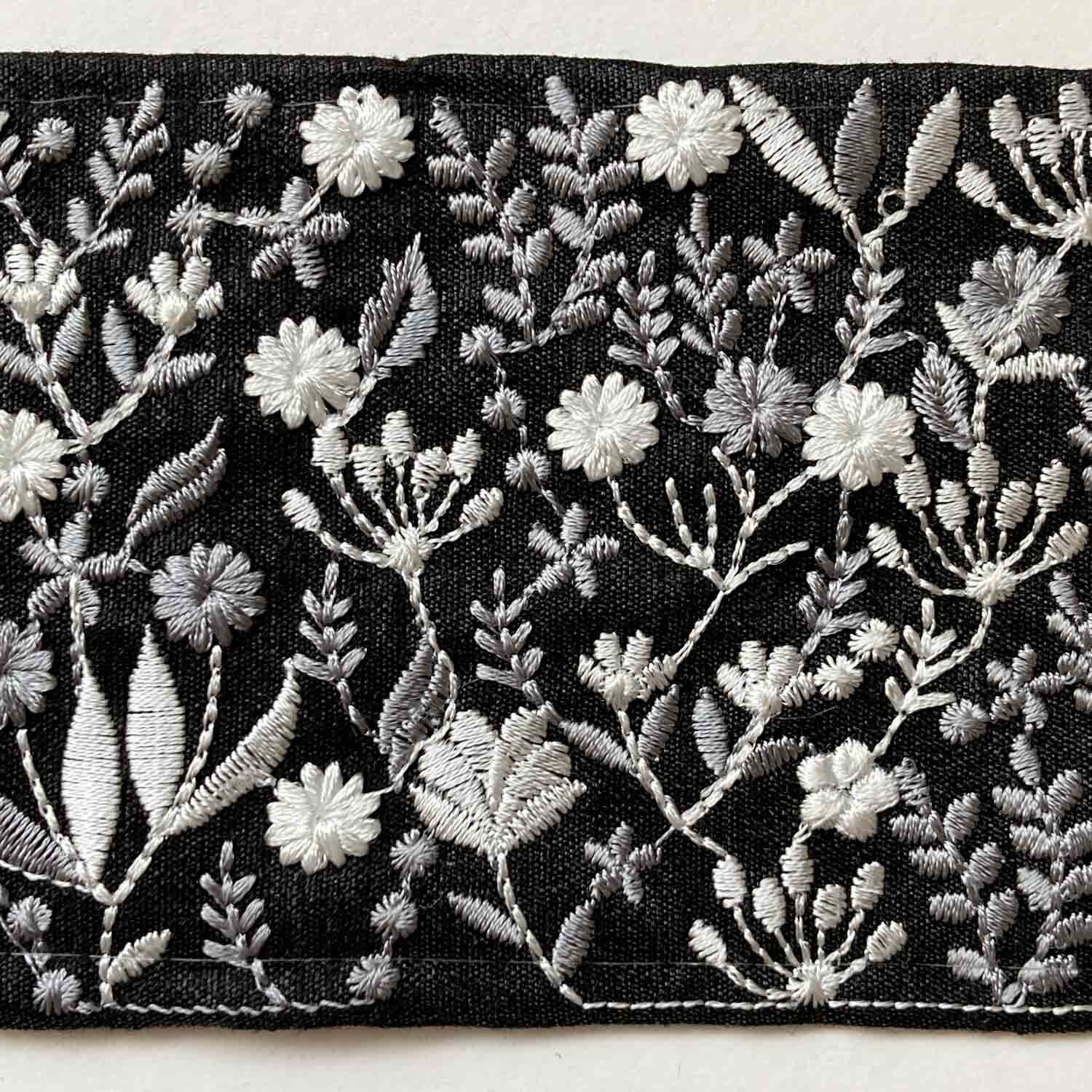 草花模様の太幅インド刺繍リボン（黒地/50cm〜） | Dua-アクセサリー