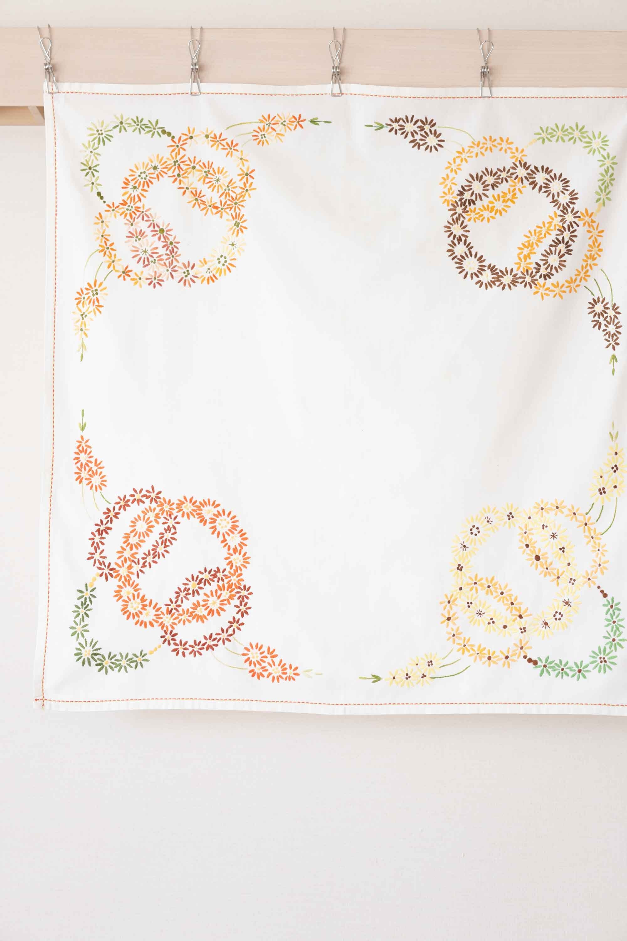 北欧仕入れ コーナーごとに違うカラーでお花のガーランド(花輪)が美しく刺繍してあります。