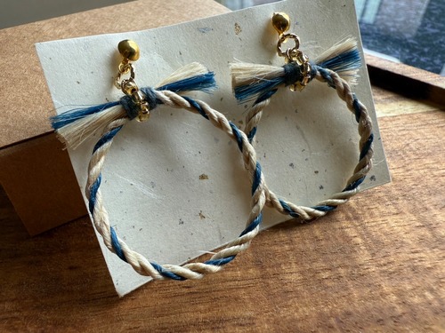 聖なる麻の輪しめ縄のピアス 藍染めタイプ