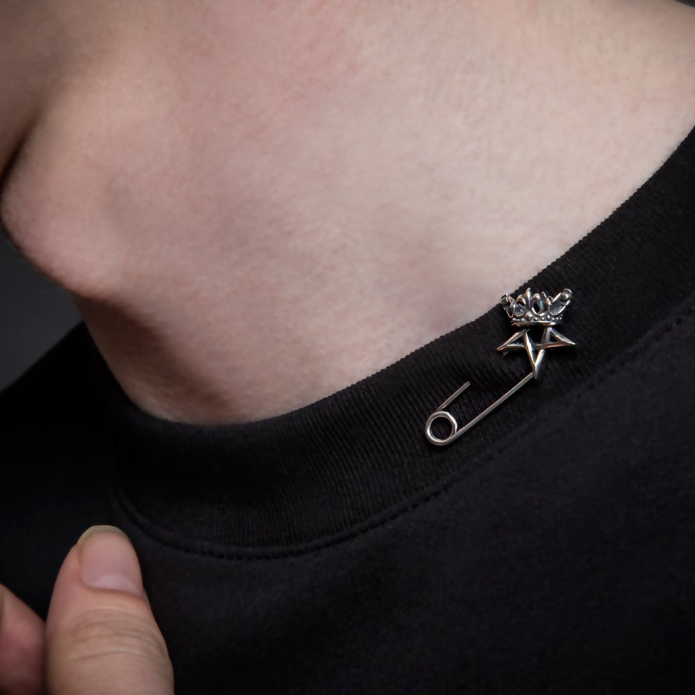 王冠五芒星セーフティピン AKEX0001 Crown pentagram safety pin