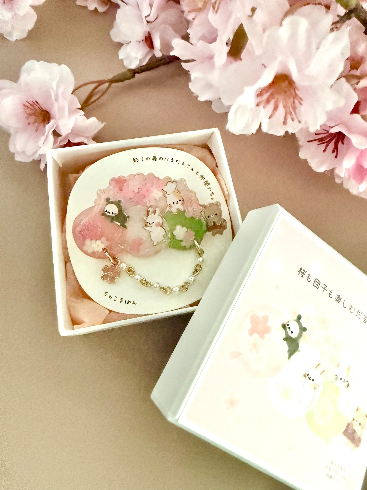 ブローチ『桜も団子も楽しむだる☆』スペシャル箱入りストーリーカード付き