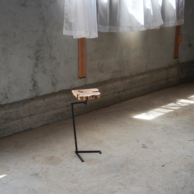 一枚板のミニサイドテーブル No.11 樹種：クワ