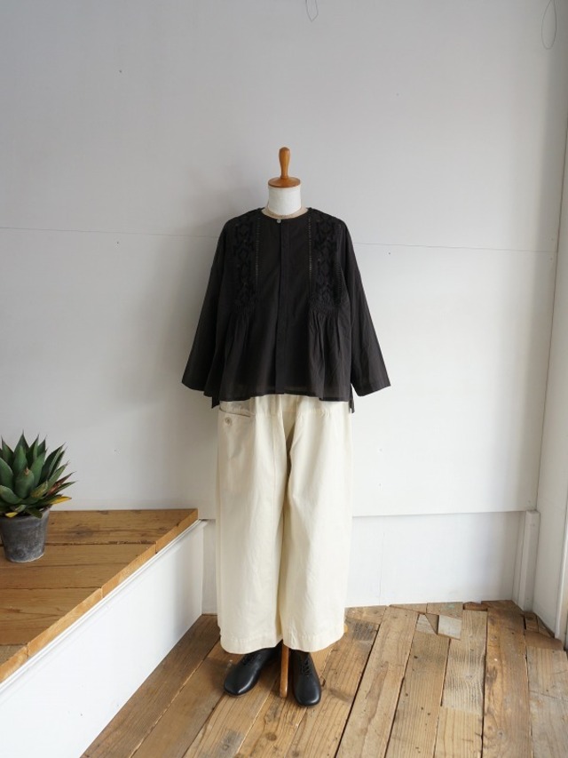 LAITERIE　キャンブリック ヨーク刺しゅうブラウス