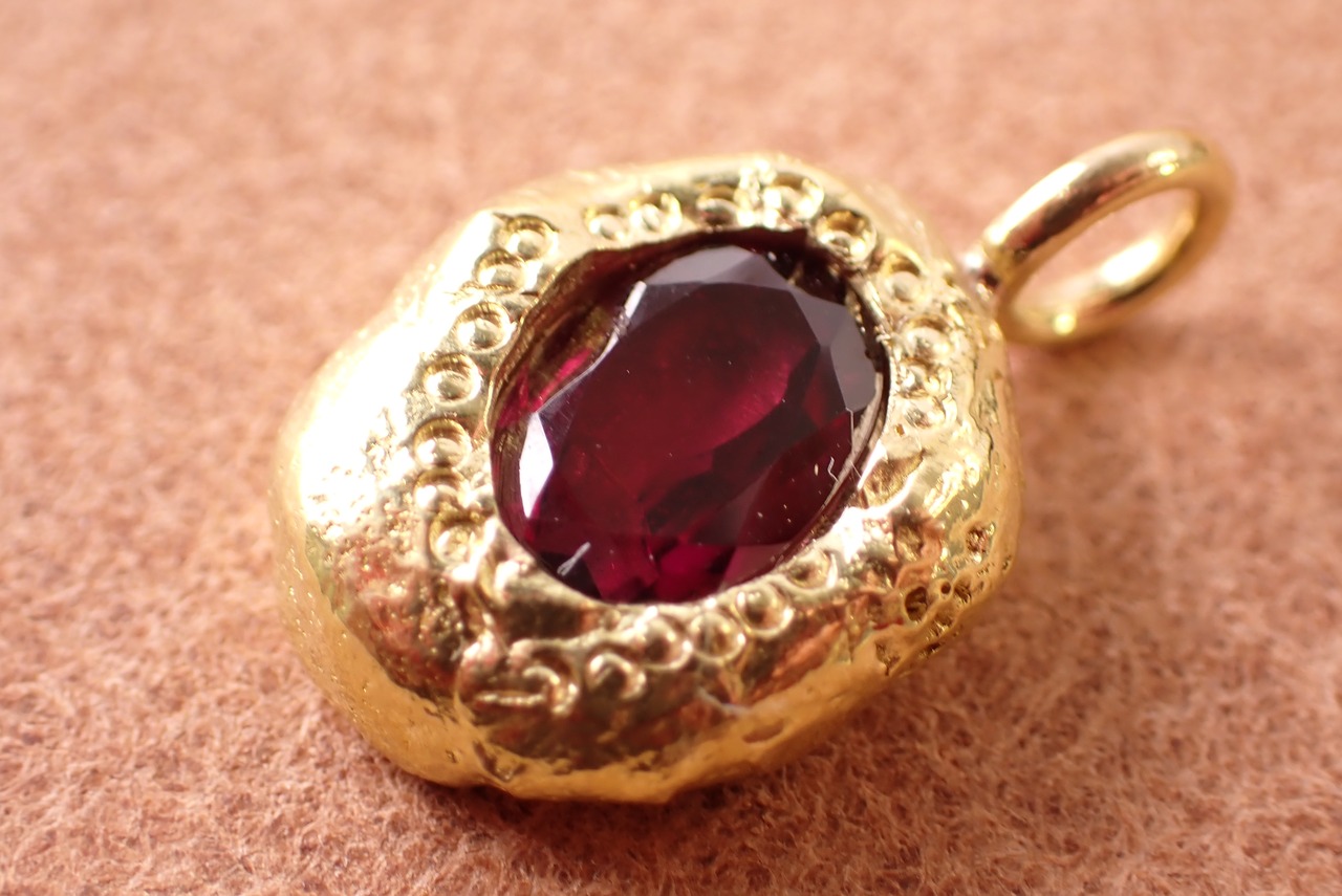 ガーネットペンダントトップ ブラス(真鍮) [D11‐98]