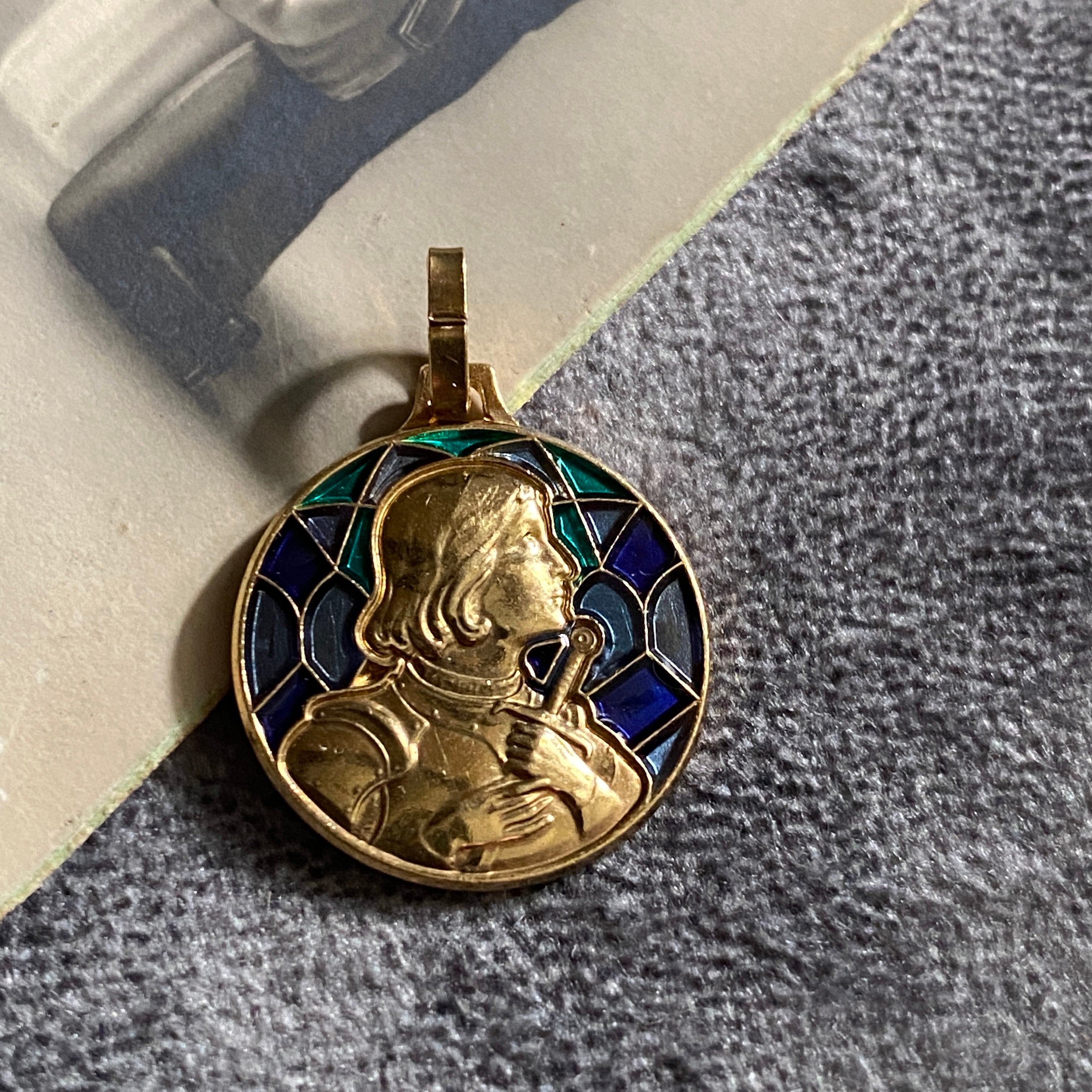 gold×ステンドグラス調✴︎祈りの聖ジャンヌ | Antique medaille Mary