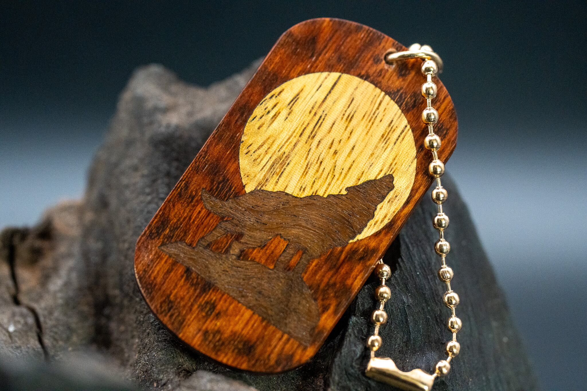 【 木のダイヤモンド 】スネークウッド ドッグタグ 象嵌 月と狼