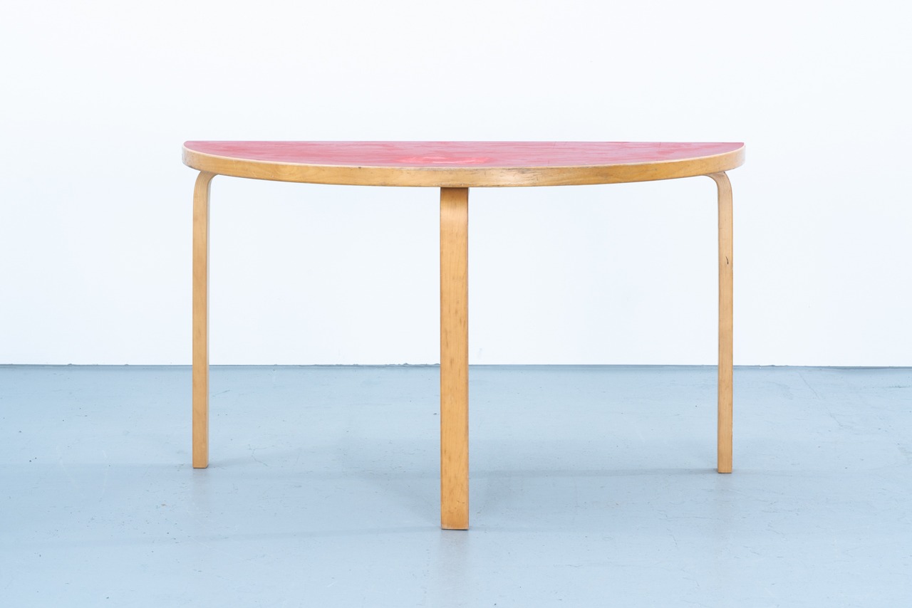 Alvar Aalto | Table 95 linoleum red