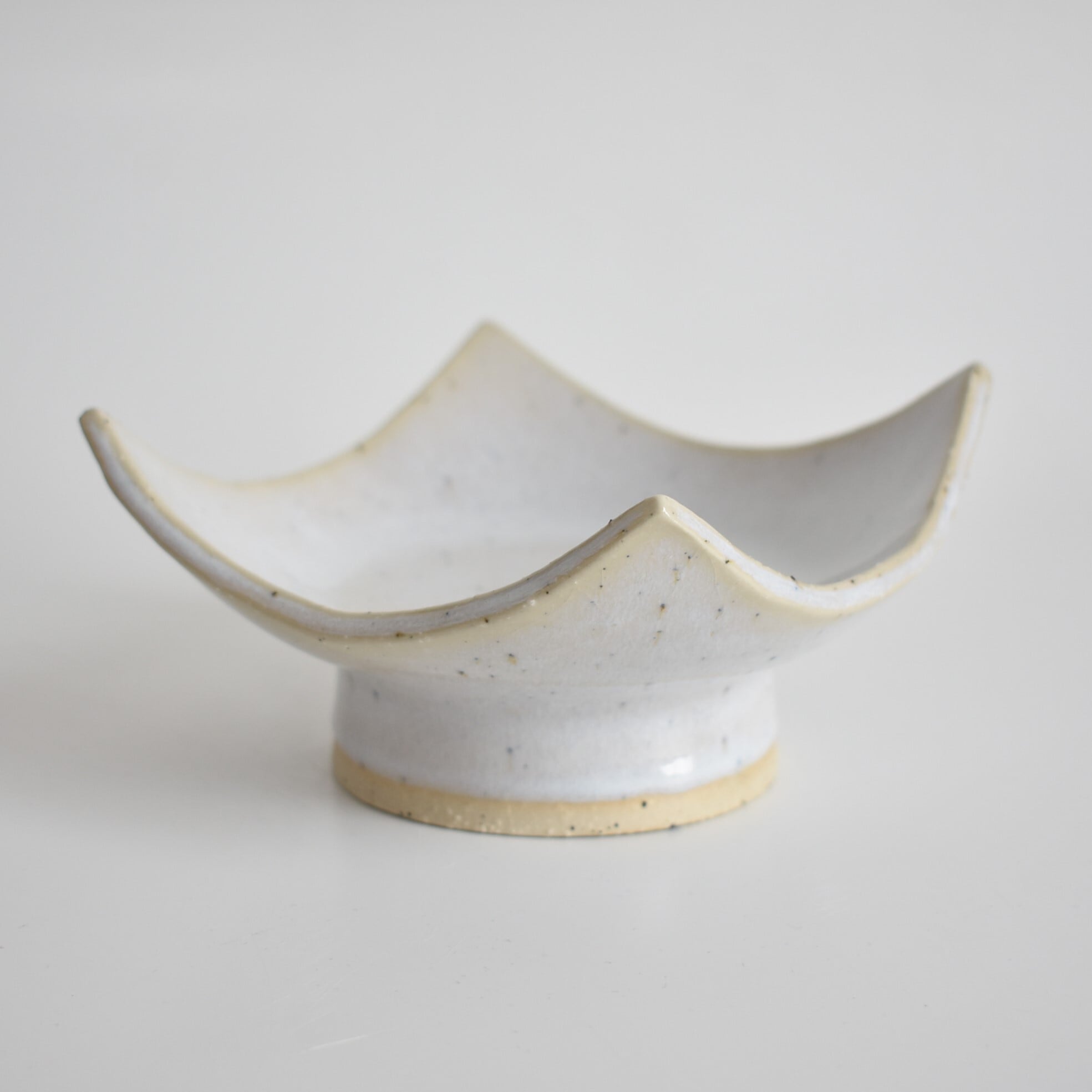 高めの高台がついた四角いお皿(白/光沢/青み)白御影土 | cherie aimer