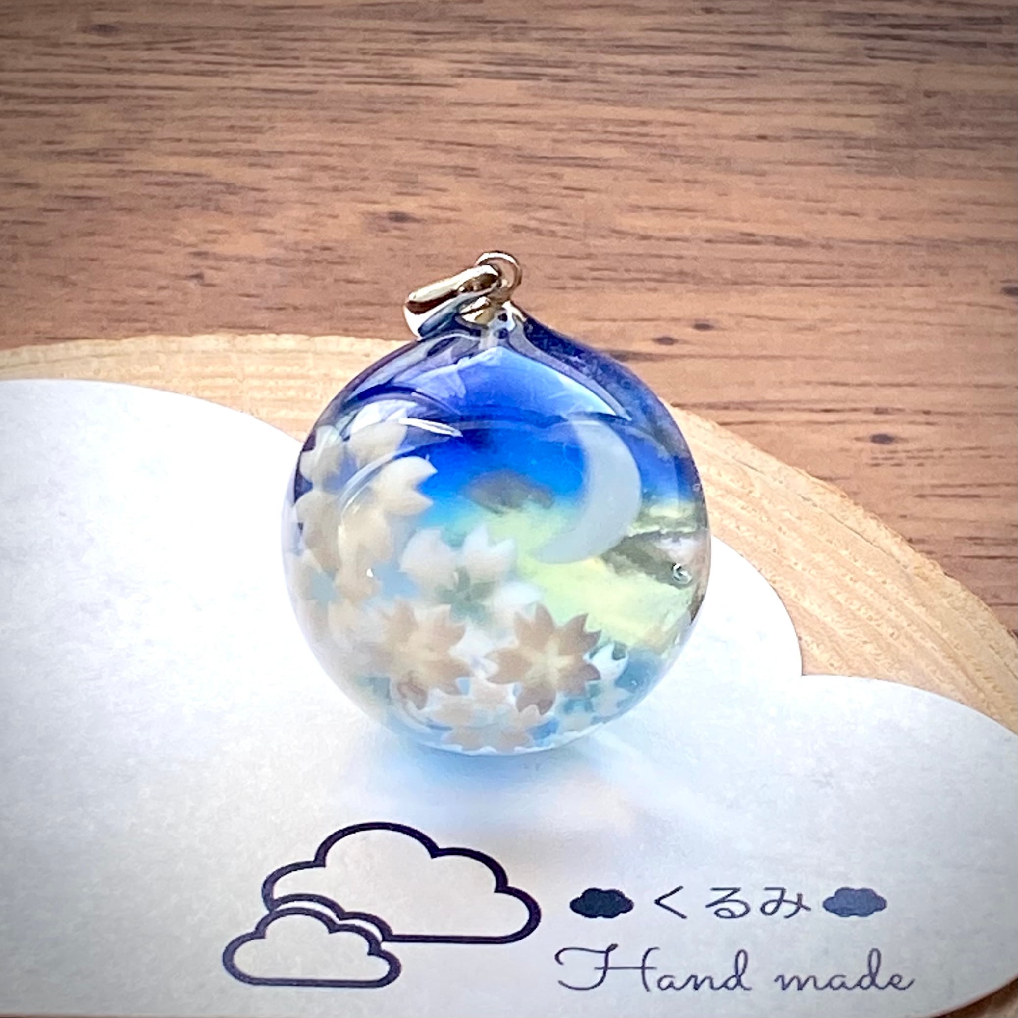 楕円体の雲レジン 三日月と夜桜